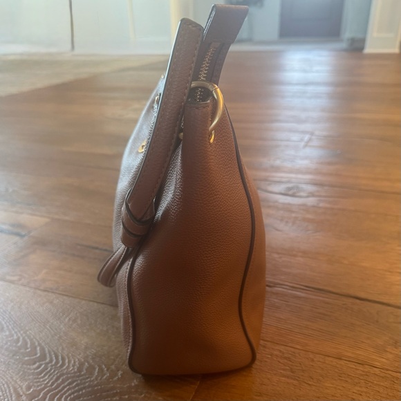 Tory Burch Tan Leather Shoulder Bag with Gold Accents - Picture 5 of 16